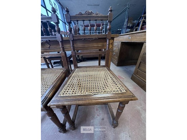 Houten eettafel met 5 rieten stoelen - afbeelding 3 van  6