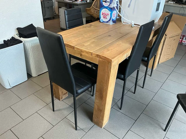 Houten eettafel met 6 zwarte stoelen – 160 x 78 cm - afbeelding 1 van  4