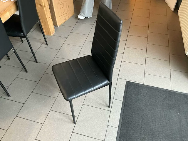 Houten eettafel met 6 zwarte stoelen – 160 x 78 cm - afbeelding 3 van  4