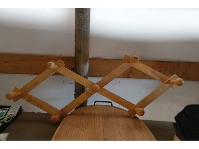 Houten en inox schotel en kapstok - afbeelding 3 van  4