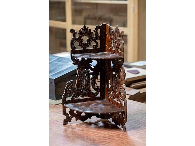 Houten hoekrekje - afbeelding 1 van  4