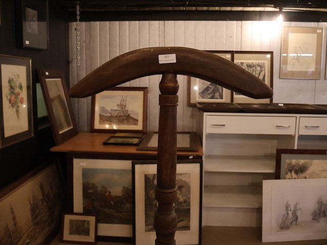 Houten kapstok op voet - afbeelding 2 van  3