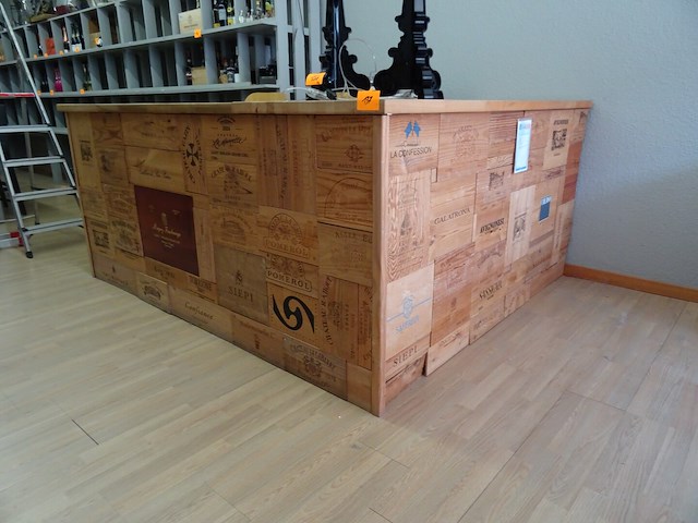 Houten kassameubel + 2 x barstoel - afbeelding 1 van  6