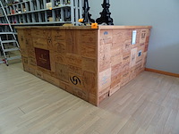 Houten kassameubel + 2 x barstoel - afbeelding 1 van  6