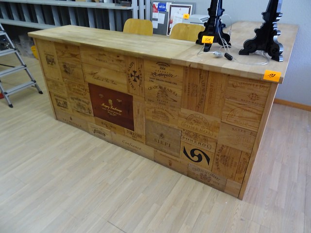 Houten kassameubel + 2 x barstoel - afbeelding 2 van  6