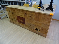 Houten kassameubel + 2 x barstoel - afbeelding 2 van  6