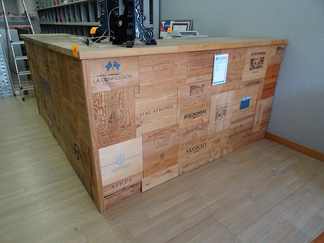 Houten kassameubel + 2 x barstoel - afbeelding 3 van  6