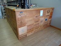 Houten kassameubel + 2 x barstoel - afbeelding 3 van  6