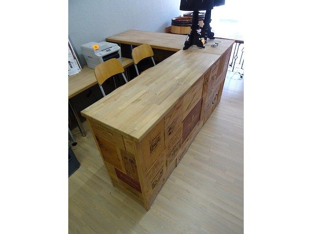 Houten kassameubel + 2 x barstoel - afbeelding 4 van  6