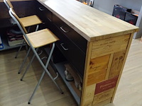 Houten kassameubel + 2 x barstoel - afbeelding 5 van  6