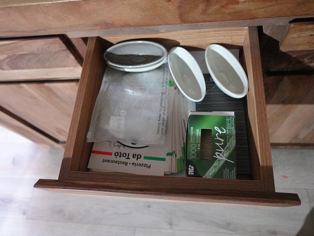 Houten kast + inhoud - afbeelding 5 van  6