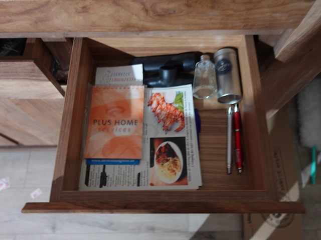 Houten kast + inhoud - afbeelding 6 van  6