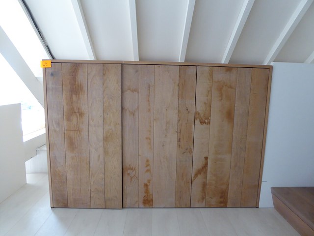 Houten kast + inhoud - afbeelding 1 van  3