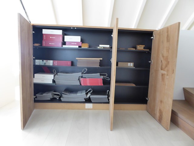 Houten kast + inhoud - afbeelding 2 van  3