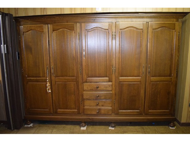 Houten kast met 5 deuren - afbeelding 1 van  4