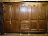 Houten kast met 5 deuren - afbeelding 1 van  4