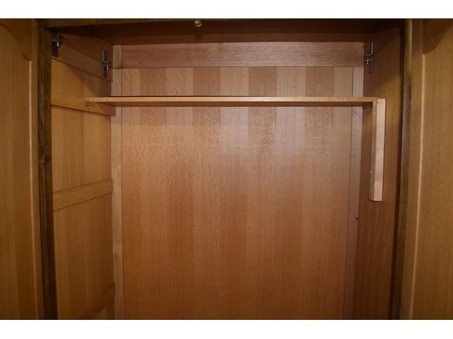 Houten kast met 5 deuren - afbeelding 3 van  4