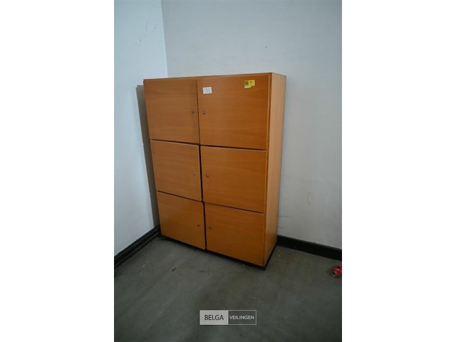 Houten kast met 6 deuren - afbeelding 1 van  3