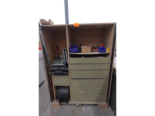 Houten kast met handgereedschap - afbeelding 1 van  7