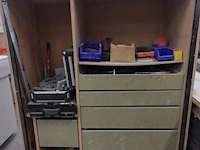 Houten kast met handgereedschap