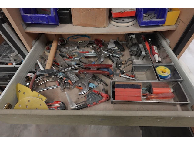 Houten kast met handgereedschap - afbeelding 2 van  7