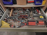 Houten kast met handgereedschap - afbeelding 2 van  7