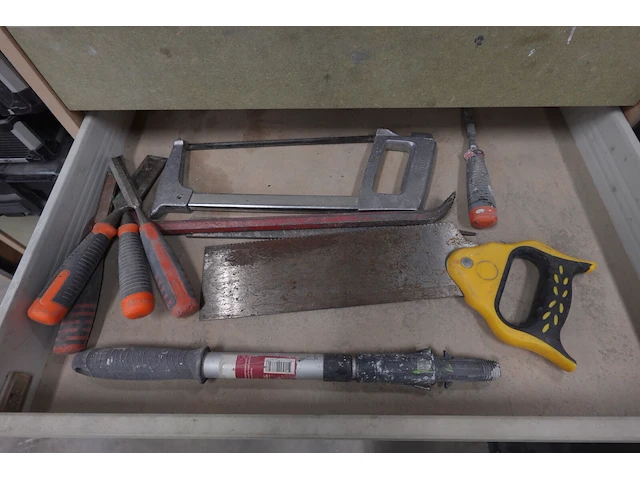 Houten kast met handgereedschap - afbeelding 3 van  7