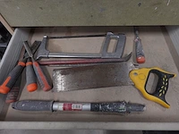 Houten kast met handgereedschap - afbeelding 3 van  7