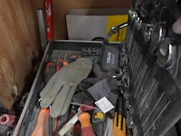 Houten kast met handgereedschap - afbeelding 6 van  7