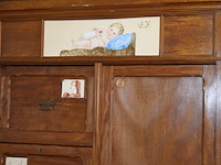 Houten kast met siertegels, 6 lades en 1 deur - afbeelding 2 van  5