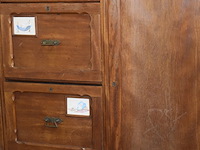 Houten kast met siertegels, 6 lades en 1 deur - afbeelding 3 van  5