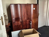 Houten kast, verpakkingsmateriaal en glazen - afbeelding 1 van  12
