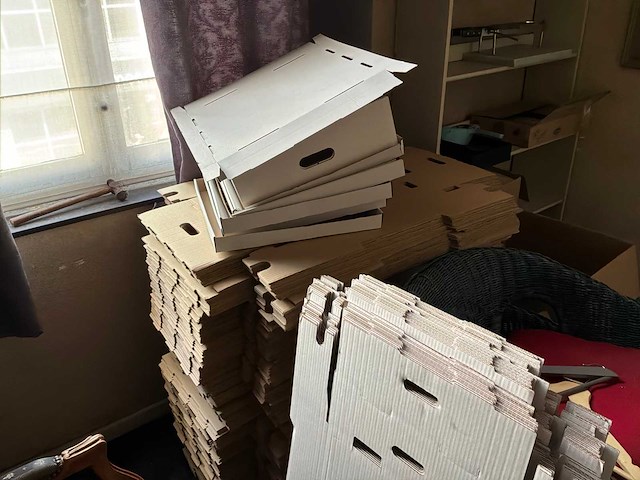 Houten kast, verpakkingsmateriaal en glazen - afbeelding 8 van  12