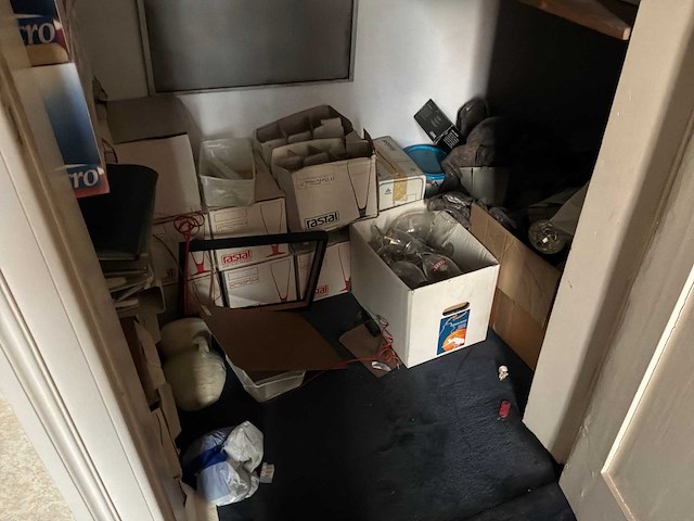 Houten kast, verpakkingsmateriaal en glazen - afbeelding 11 van  12