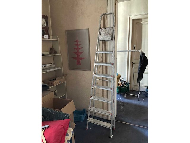 Houten kast, verpakkingsmateriaal en glazen - afbeelding 10 van  12