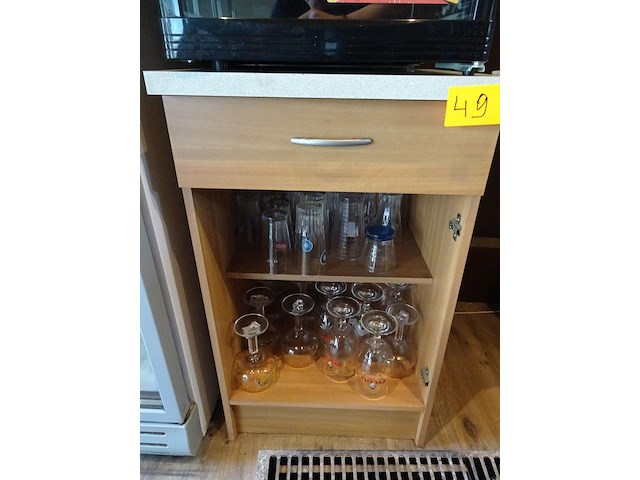 Houten kastje met inhoud - afbeelding 1 van  2