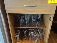 Houten kastje met inhoud - afbeelding 1 van  2