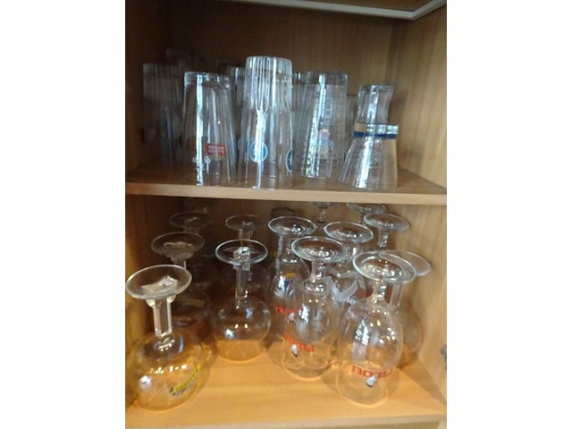 Houten kastje met inhoud - afbeelding 2 van  2