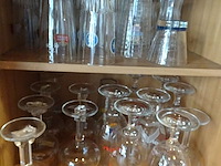 Houten kastje met inhoud - afbeelding 2 van  2