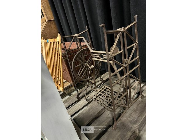 Houten kastje + onderstel naaimachine - afbeelding 3 van  4