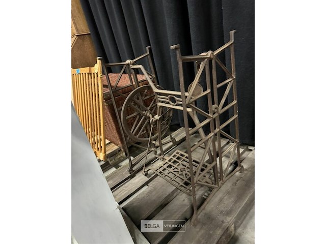 Houten kastje + onderstel naaimachine - afbeelding 4 van  4