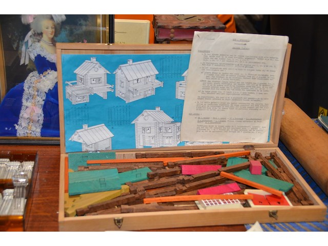 Houten kist met diverse houten bouwelementen - afbeelding 1 van  1