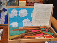 Houten kist met diverse houten bouwelementen - afbeelding 1 van  1