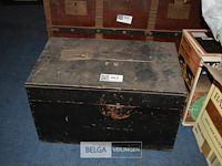 Houten kist met inhoud - afbeelding 1 van  3