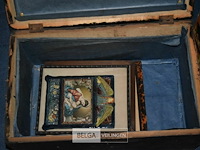 Houten kist met inhoud - afbeelding 2 van  3