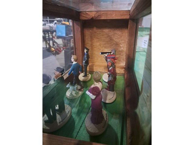 Houten kist met kuifje figuren verzamelobject l 335 mm b200 mm h 200 mm - afbeelding 7 van  7