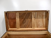 Houten kist met snijwerk - afbeelding 2 van  12