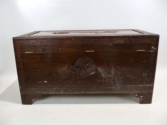 Houten kist met snijwerk - afbeelding 3 van  12