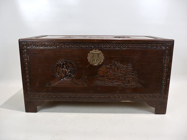 Houten kist met snijwerk - afbeelding 1 van  12