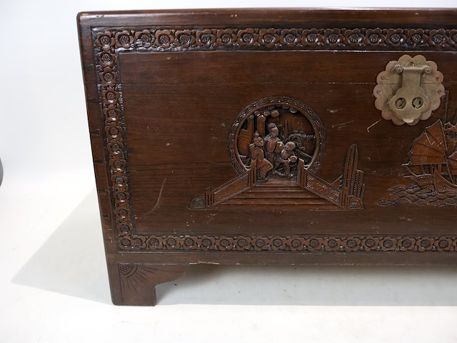 Houten kist met snijwerk - afbeelding 6 van  12